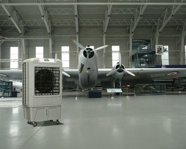 Enfriador evaporativo portatil para hangares