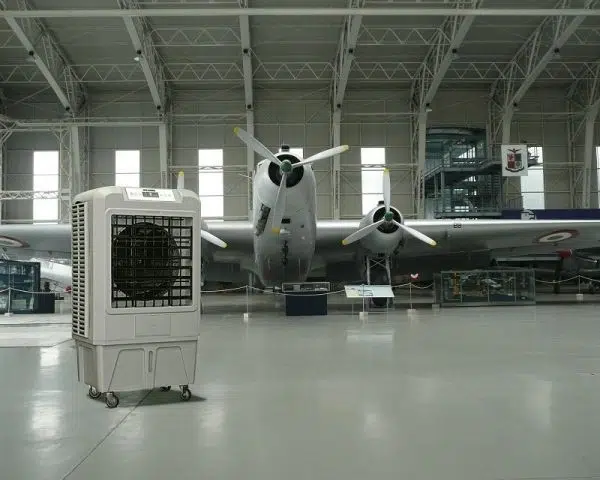 Enfriador evaporativo portatil para hangares