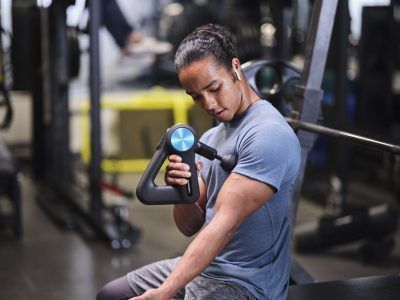 Pistola_masajes_theragun_pro_hombre