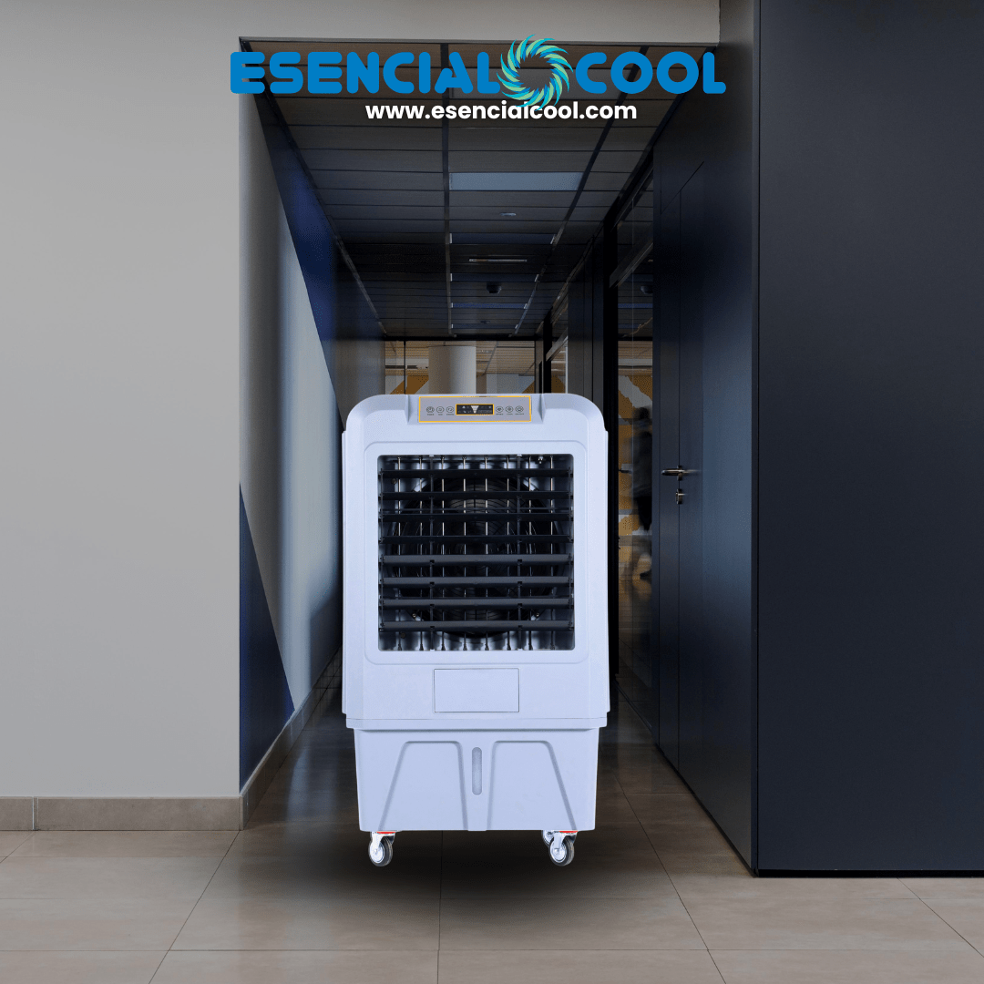 Climatizador evaporativo portátil enfriando zona de trabajo en un almacén industrial