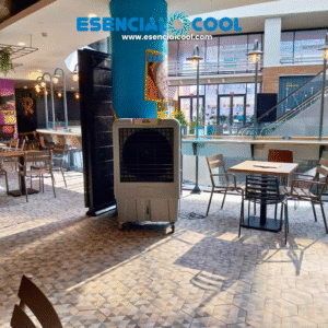 Climatizador evaporativo portátil Esencial refrescando zona de terrazas en centro comercial La Farga, L’Hospitalet.